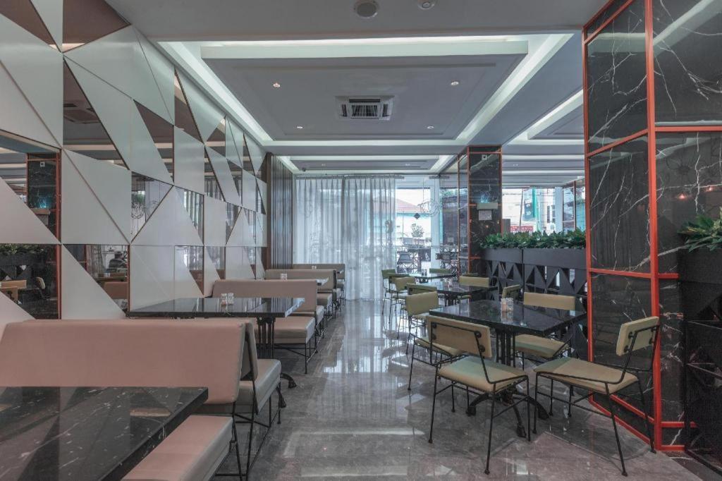 Versa Hotel Bekasi Buitenkant foto